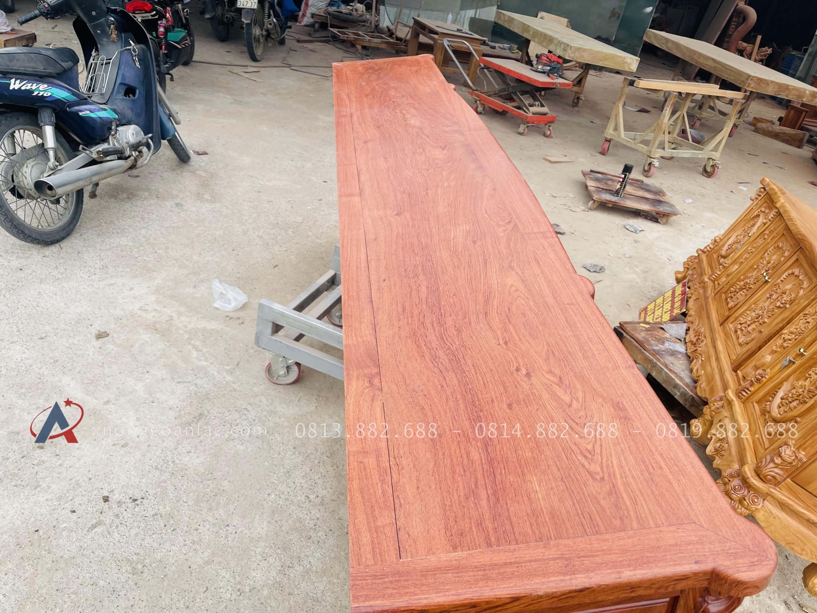 Mẫu kệ tivi louis hoa hồng gỗ hương đá và gỗ gõ đỏ cao cấp 31 kệ tivi mặt khung tranh ván liền
