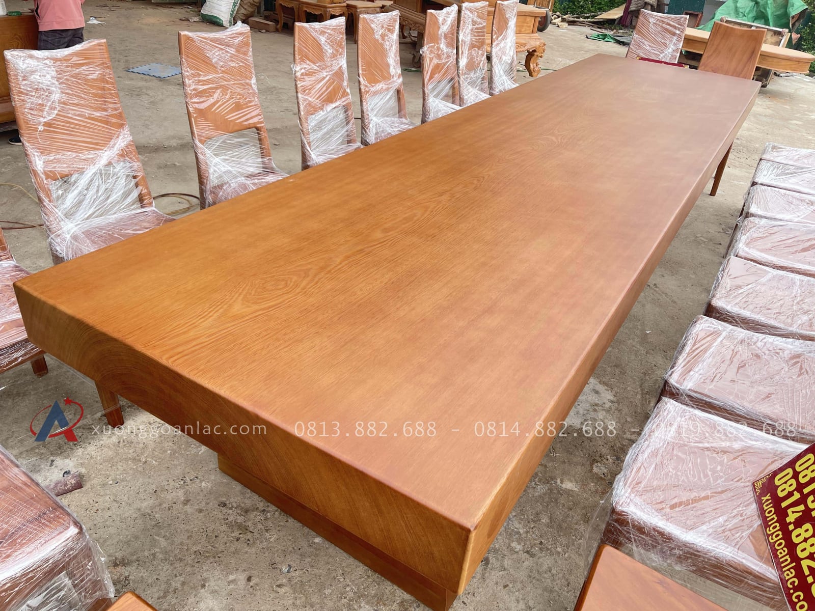 Siêu phẩm bàn ăn nguyên khối cùng 20 ghế hiện đại gỗ gõ đỏ cao cấp (Chú Hưng,Thái Bình) 24 mẫu bàn ăn gỗ gõ nguyên khối