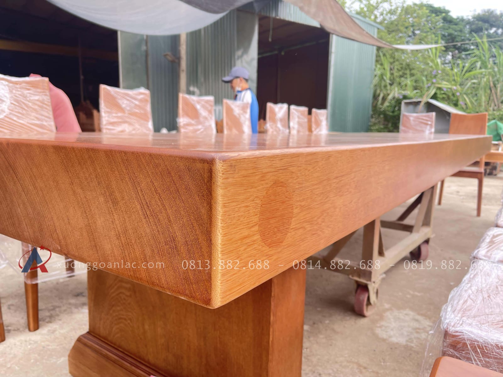 Siêu phẩm bàn ăn nguyên khối cùng 20 ghế hiện đại gỗ gõ đỏ cao cấp (Chú Hưng,Thái Bình) 25 mặt bàn nguyên khối gỗ gõ đỏ