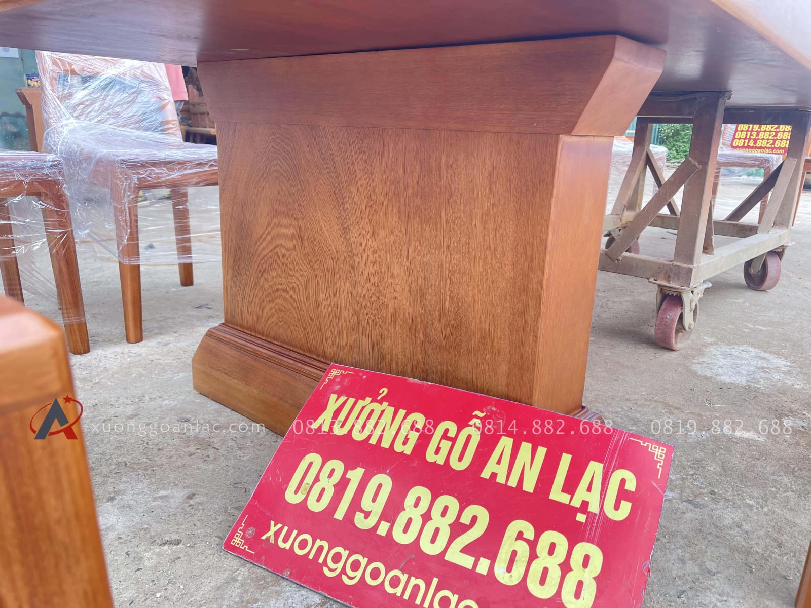 Siêu phẩm bàn ăn nguyên khối cùng 20 ghế hiện đại gỗ gõ đỏ cao cấp (Chú Hưng,Thái Bình) 27 chân bàn nguyên khối