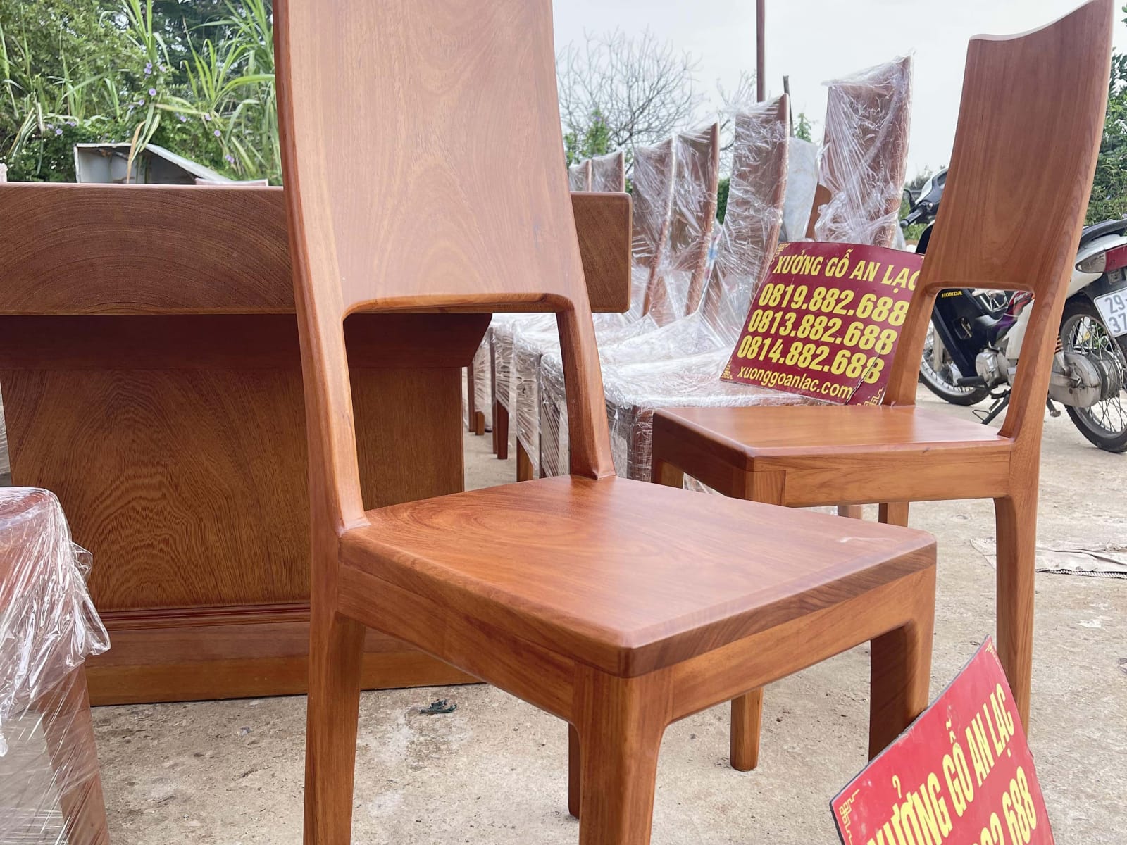 Siêu phẩm bàn ăn nguyên khối cùng 20 ghế hiện đại gỗ gõ đỏ cao cấp (Chú Hưng,Thái Bình) 30 mẫu ghế lưng cao không tay