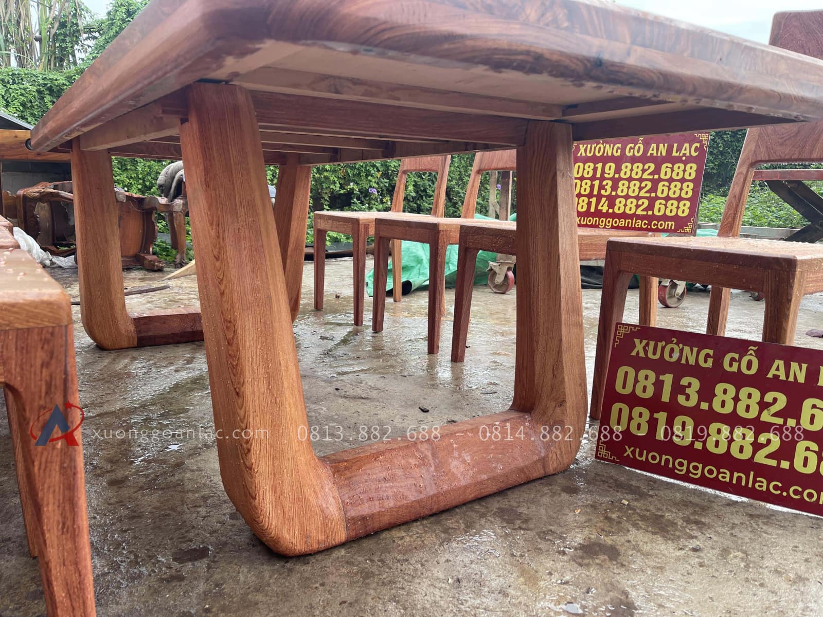 Bản mộc bàn ăn 8 ghế trơn hiện đại gỗ hương đá cao cấp (Anh Tuấn,Thái Bình) 25 chân bàn vòng độc đáo