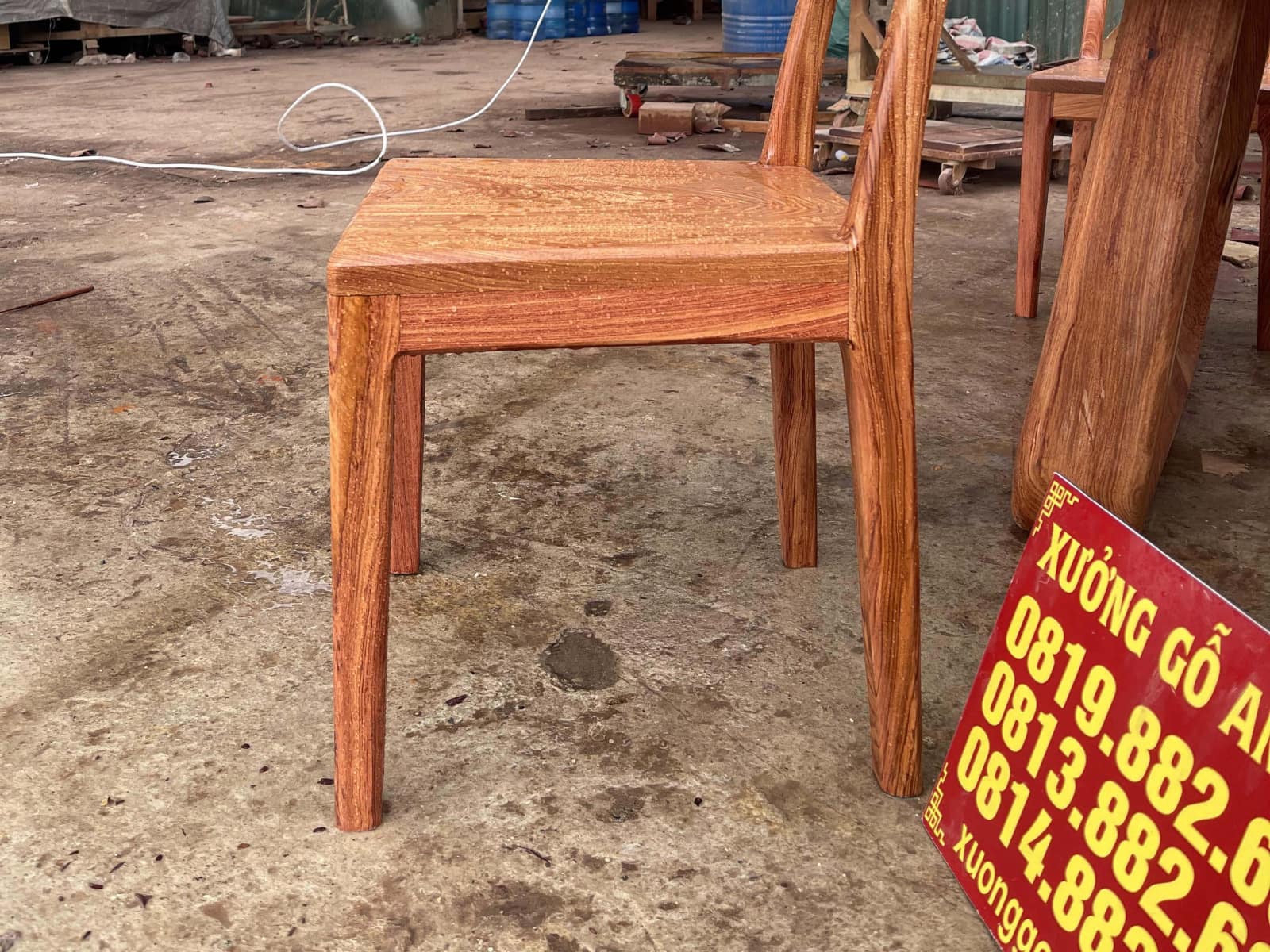 Bản mộc bàn ăn 8 ghế trơn hiện đại gỗ hương đá cao cấp (Anh Tuấn,Thái Bình) 29 ghế ăn gỗ hương đá