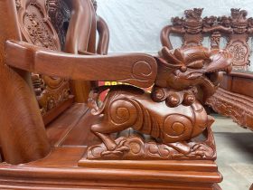 tay ghế nguyên khối đục hình tượng chon nghê