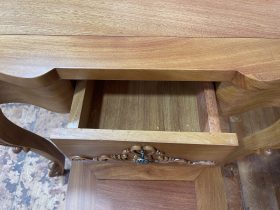 thân bàn có thiết kế ngăn kéo để đồ