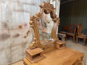 Khung gương tạo hình độc đáo đục hoa lá tây