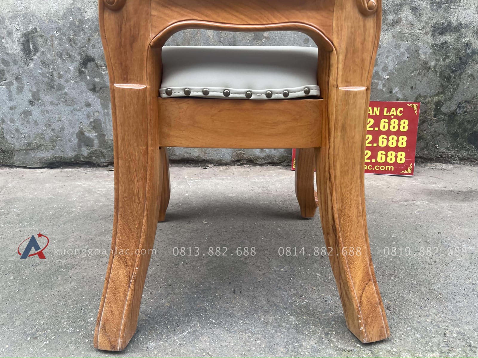 Mẫu ghế louis bọc đệm gỗ gõ đỏ cao cấp 41 hệ chân sau có độ cong choãnh nhẹ