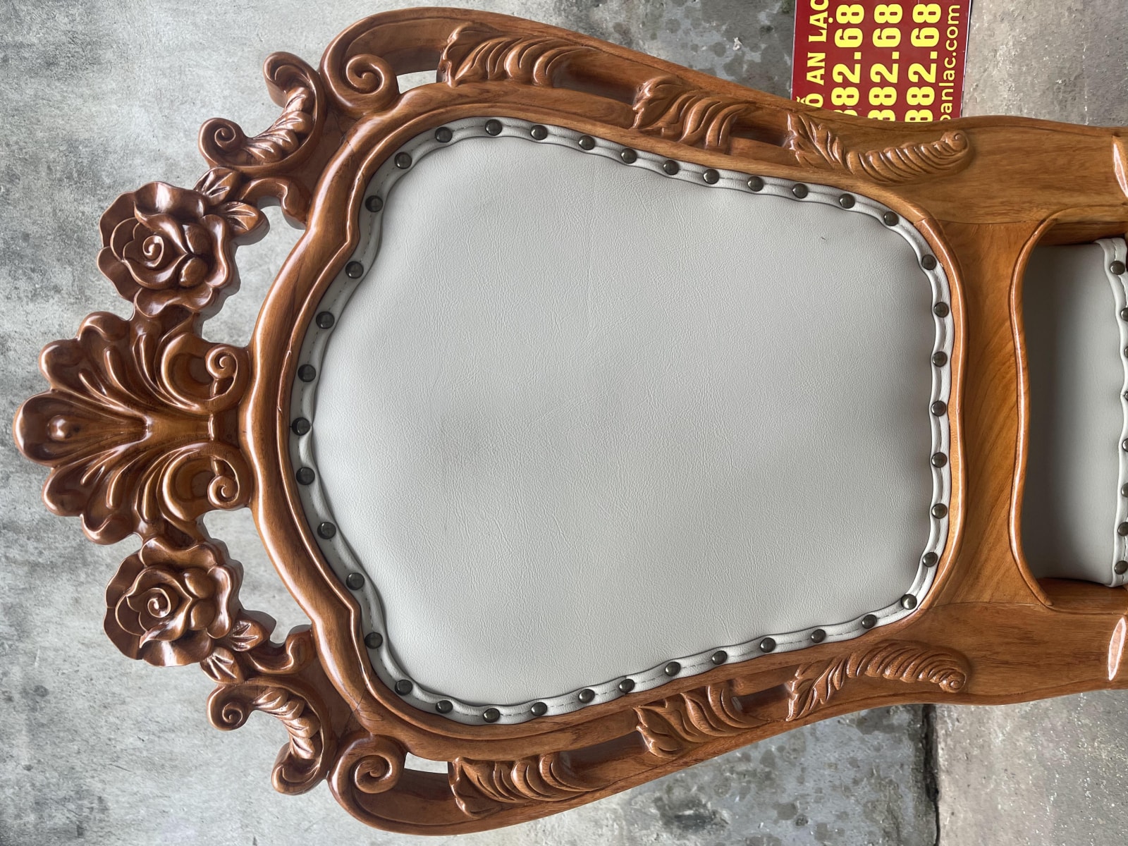 Mẫu ghế louis bọc đệm gỗ gõ đỏ cao cấp 36 mặt sau của vách ghế