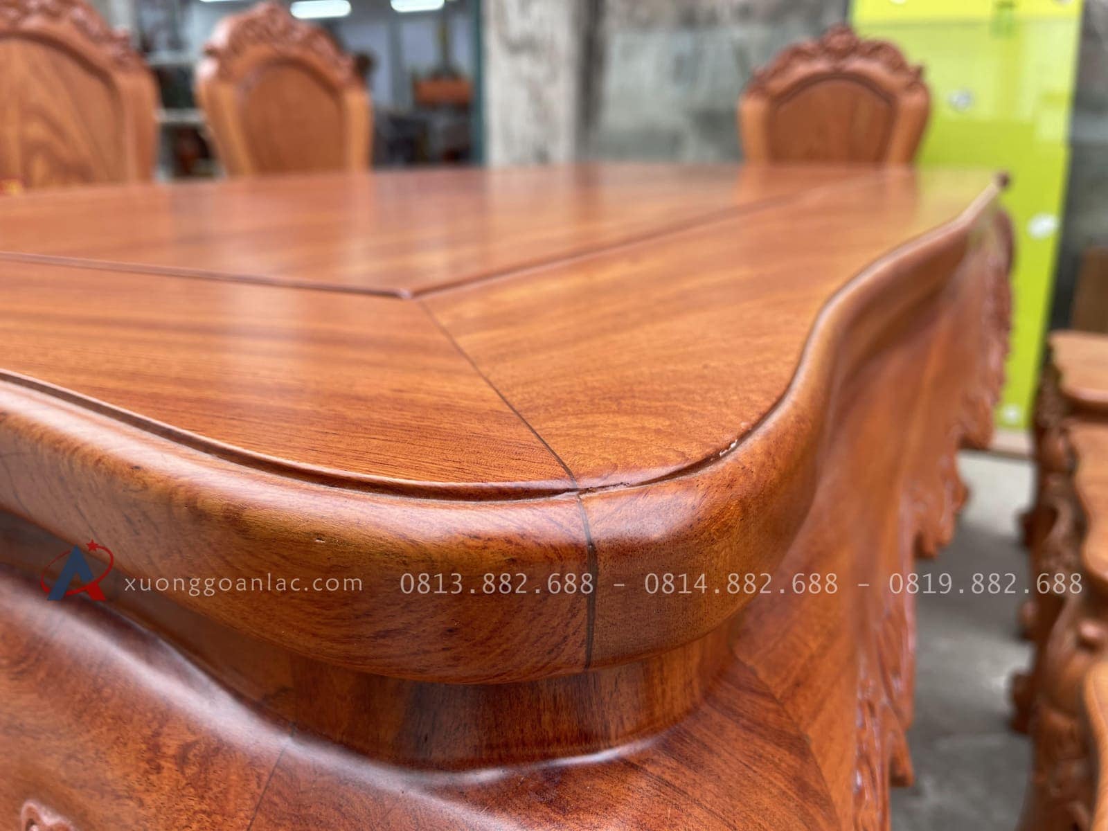Bộ bàn ăn chân cong cùng 8 ghế louis tựa trơn gỗ hương đá cao cấp (Anh Thiện, Đồng Nai) 19 mặt khuôn 4p ván 2p