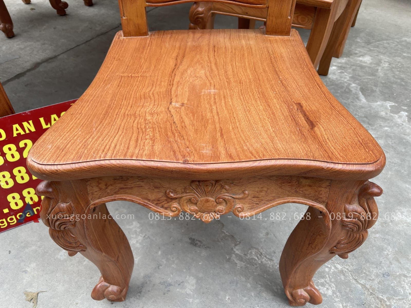 Bộ bàn ăn chân cong cùng 8 ghế louis tựa trơn gỗ hương đá cao cấp (Anh Thiện, Đồng Nai) 23 mặt ngồi ván tràn 3p