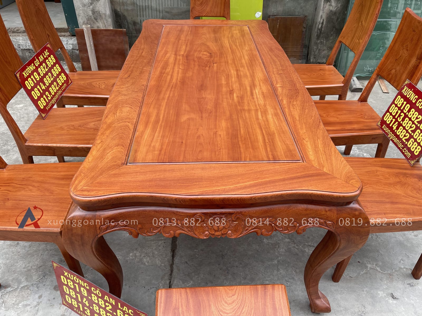 Bộ bàn ăn chân cong cùng 8 ghế trơn hiện đại gỗ hương đá (Anh Tuyển, Nam Định) 15 bộ bàn ăn gỗ hương đá