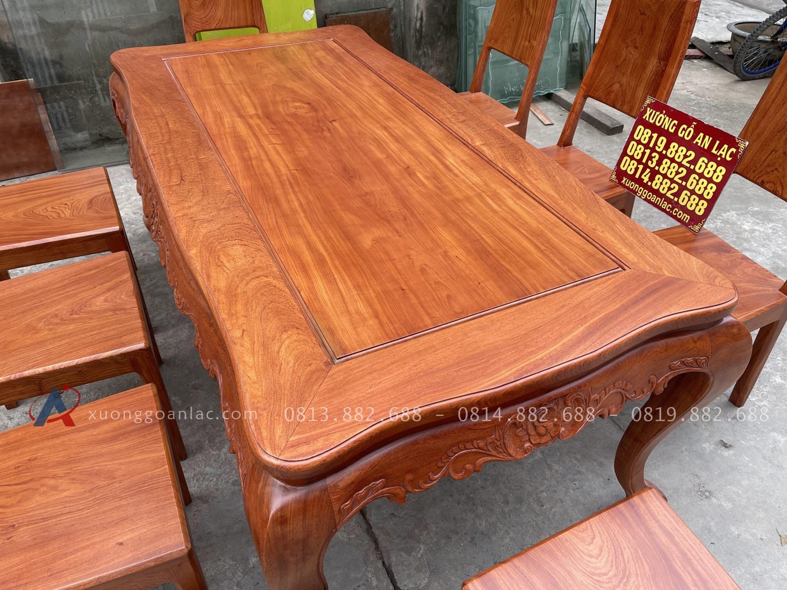 Bộ bàn ăn chân cong cùng 8 ghế trơn hiện đại gỗ hương đá (Anh Tuyển, Nam Định) 16 bàn ăn khung ván dày dặn