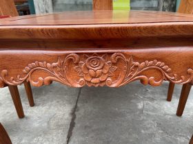 Bộ bàn ăn chân cong cùng 8 ghế trơn hiện đại gỗ hương đá (Anh Tuyển, Nam Định) 11 cận cảnh họa tiết hoa hồng trên yếm bàn