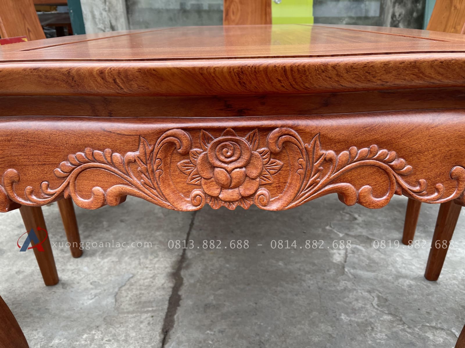 Bộ bàn ăn chân cong cùng 8 ghế trơn hiện đại gỗ hương đá (Anh Tuyển, Nam Định) 18 cận cảnh họa tiết hoa hồng trên yếm bàn