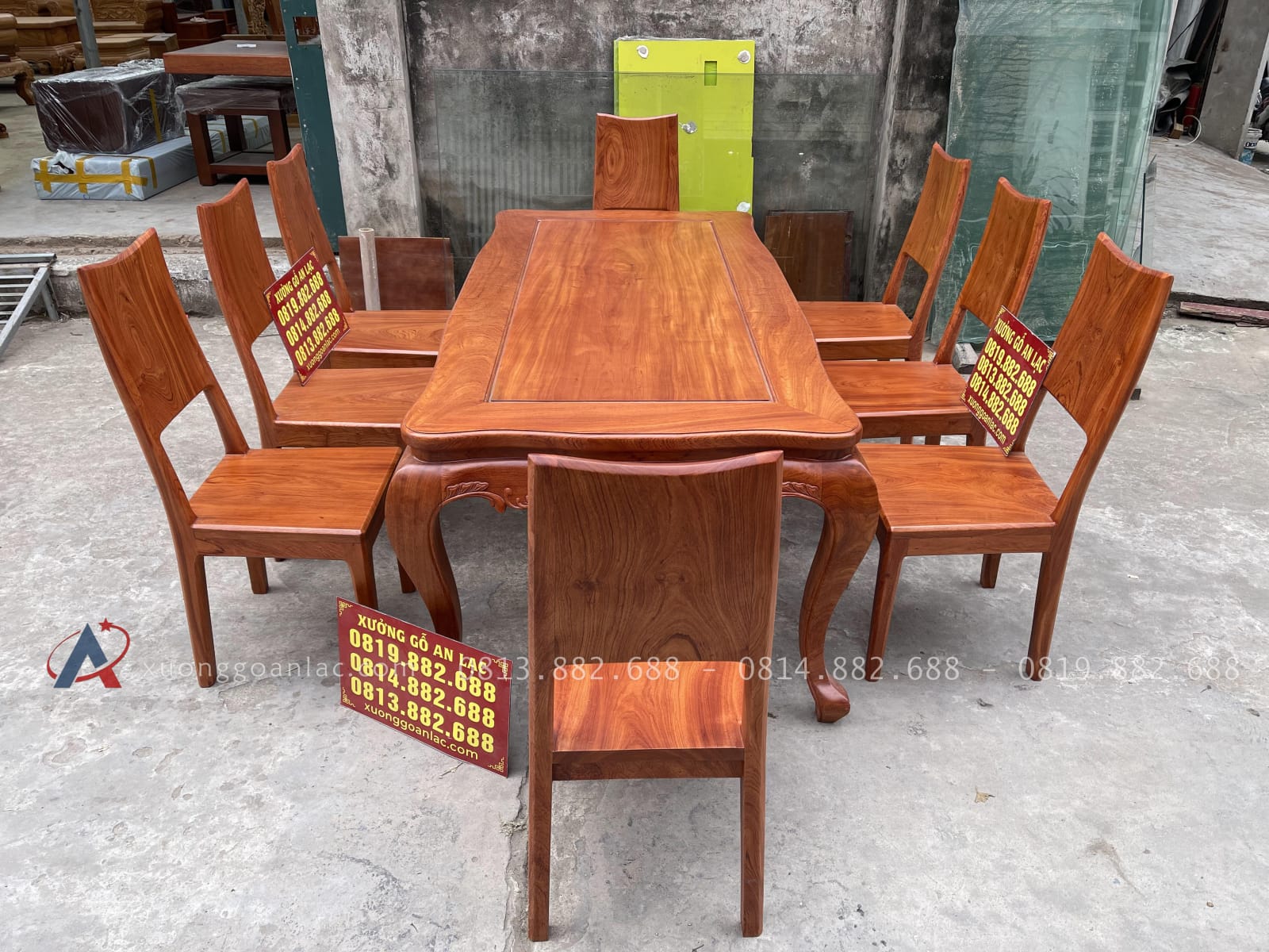 Bộ bàn ăn chân cong cùng 8 ghế trơn hiện đại gỗ hương đá (Anh Tuyển, Nam Định) 19 bộ bàn ăn 8 ghế