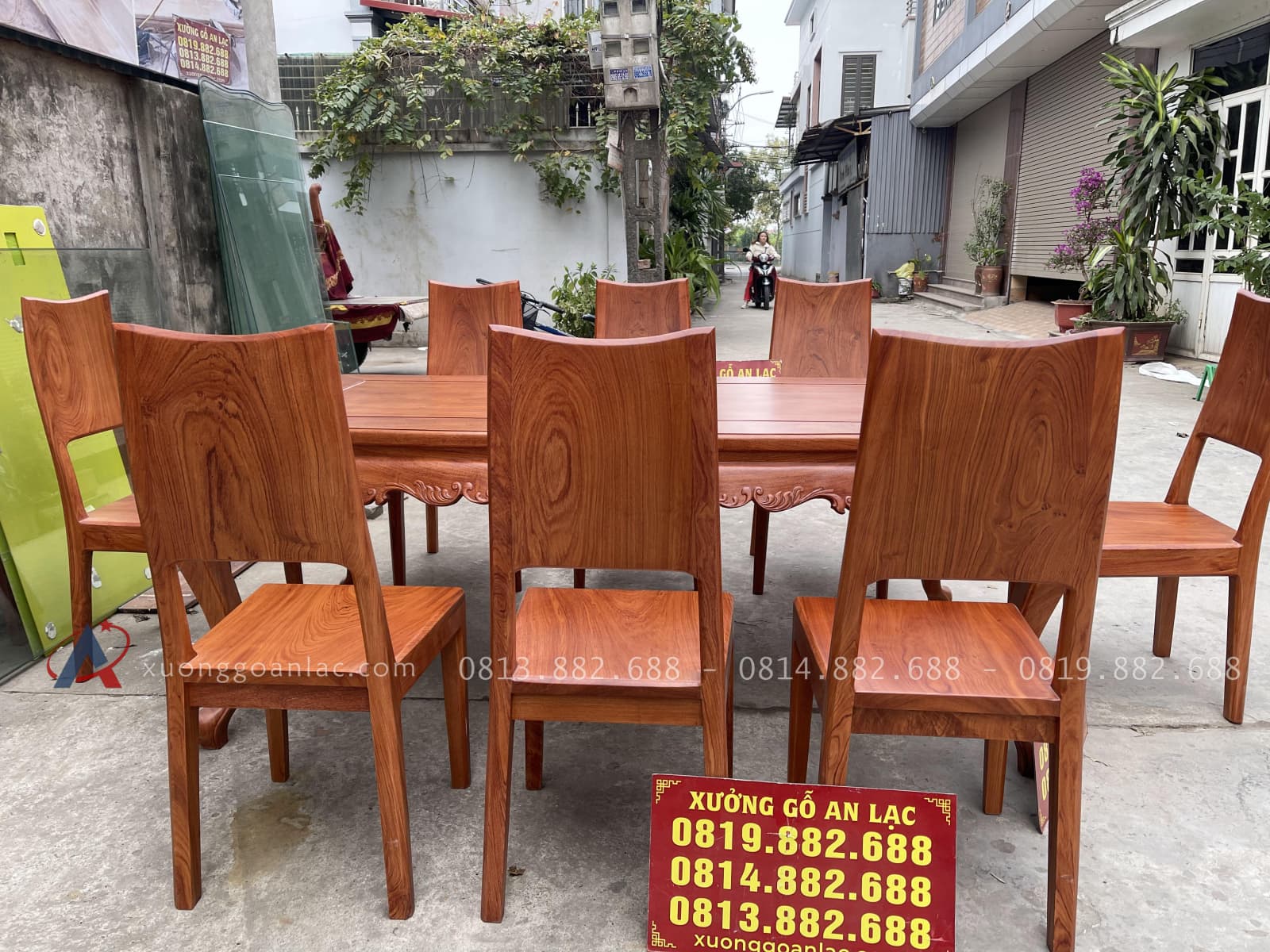 Bộ bàn ăn chân cong cùng 8 ghế trơn hiện đại gỗ hương đá (Anh Tuyển, Nam Định) 20 mẫu ghế trơn gỗ hương đá