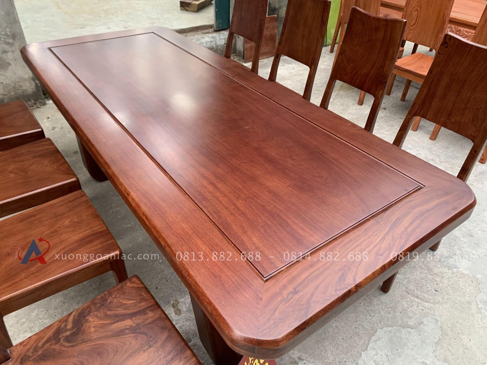 Bộ bàn ăn 8 ghế trơn hiện đại gỗ hương đá phun màu óc chó (Chú Sa, Sài Gòn) 23 mặt bàn khung tranh ván liền