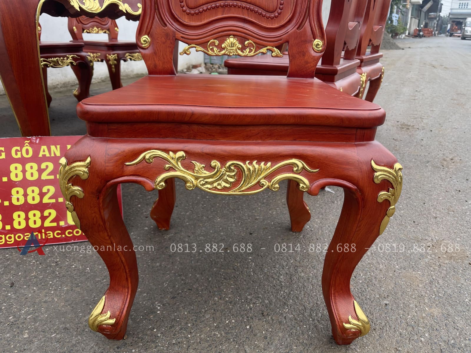 Bộ bàn ăn hoàng gia 6 ghế louis gỗ hương đá dát vàng (Chú Lăng, Bắc Giang) 34 hệ chân yếm louis hoa lá tây