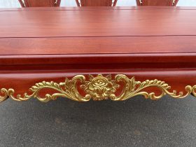 Bộ bàn ăn hoàng gia 6 ghế louis gỗ hương đá dát vàng (Chú Lăng, Bắc Giang) 15 yếm bàn đục hoa hồng lá tây dát vàng