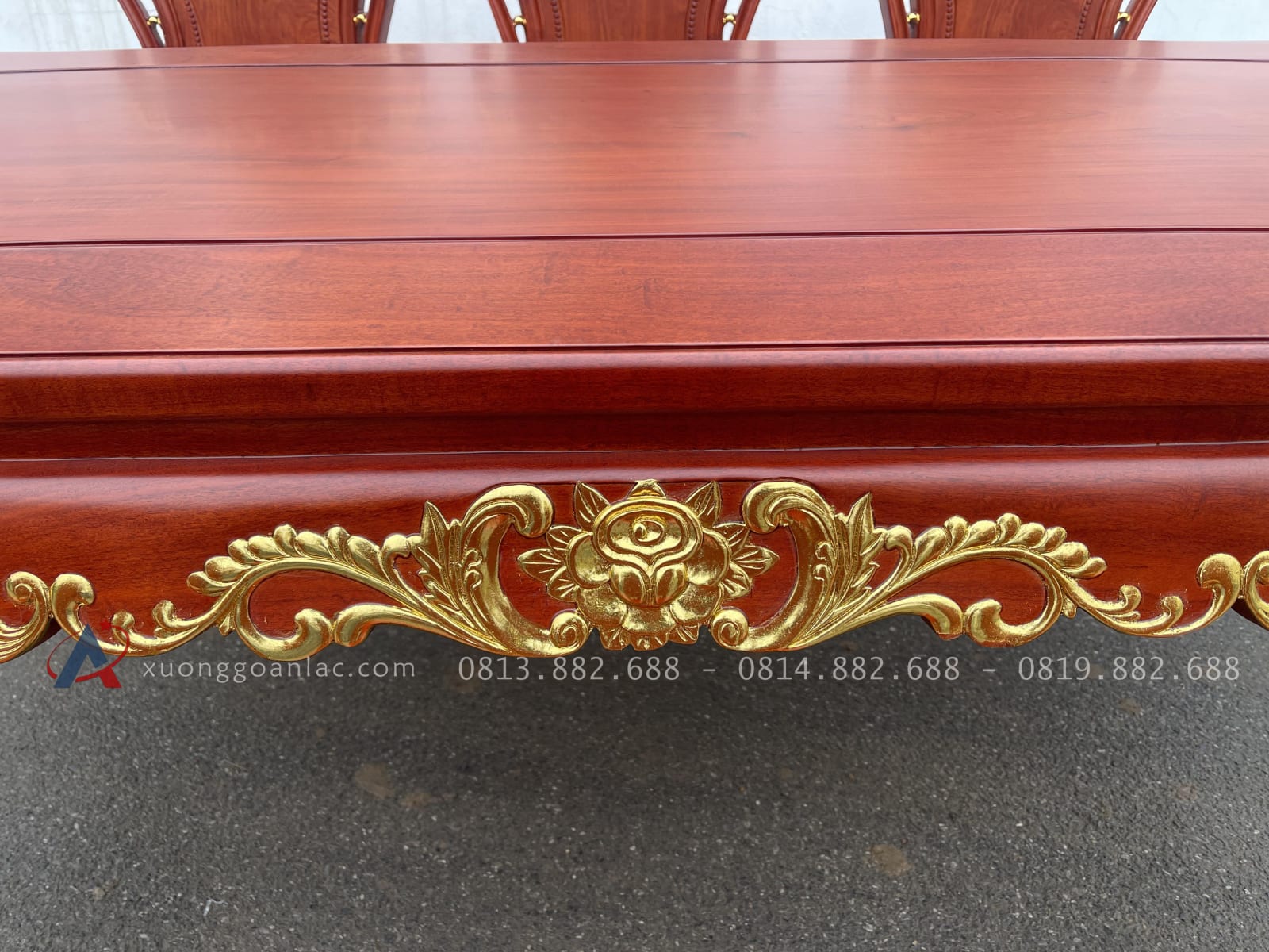Bộ bàn ăn hoàng gia 6 ghế louis gỗ hương đá dát vàng (Chú Lăng, Bắc Giang) 27 yếm bàn đục hoa hồng lá tây dát vàng