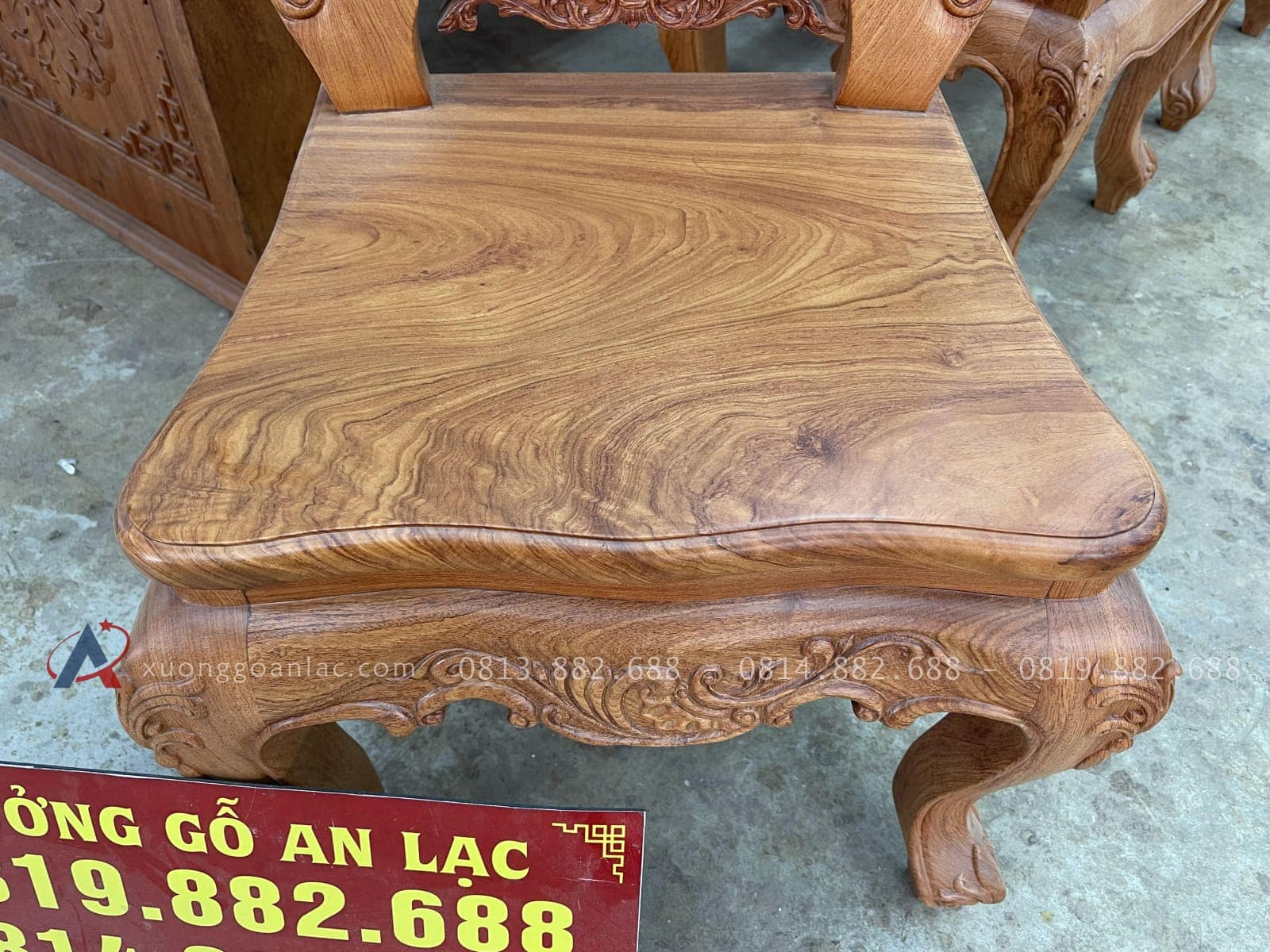 Bộ bàn ăn nguyên khối dày 15cm cùng 8 ghế louis gỗ hương đá siêu vip (Anh Hoàng, Hải Phòng) 34 mặt ngồi ván tràn liền tấm