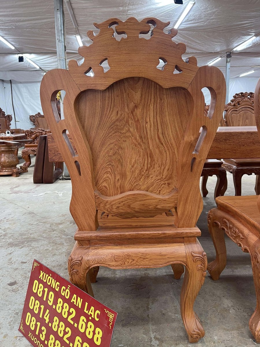 Bộ bàn ăn nguyên khối dày 15cm cùng 8 ghế louis gỗ hương đá siêu vip (Anh Hoàng, Hải Phòng) 35 mặt lưng ghế giữ trơn