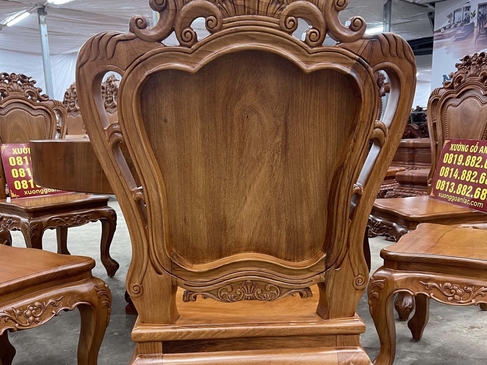 Bộ bàn ăn tròn nguyên khối 6 ghế louis gỗ gõ đỏ cao cấp (Chú Khiết, Bắc Giang) 35 lưng ghế louis đục 2 mặt