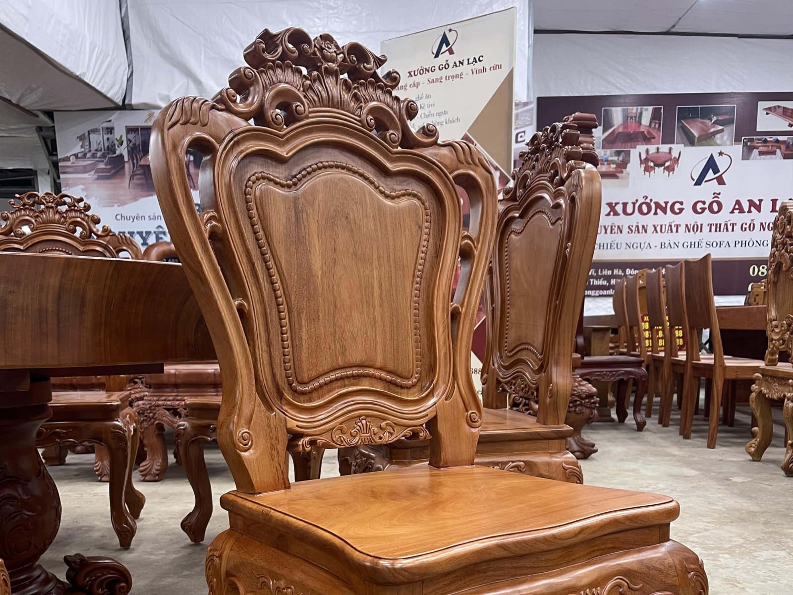 Bộ bàn ăn tròn nguyên khối 6 ghế louis gỗ gõ đỏ cao cấp (Chú Khiết, Bắc Giang) 31 ghế ngồi phong cách hoàng gia