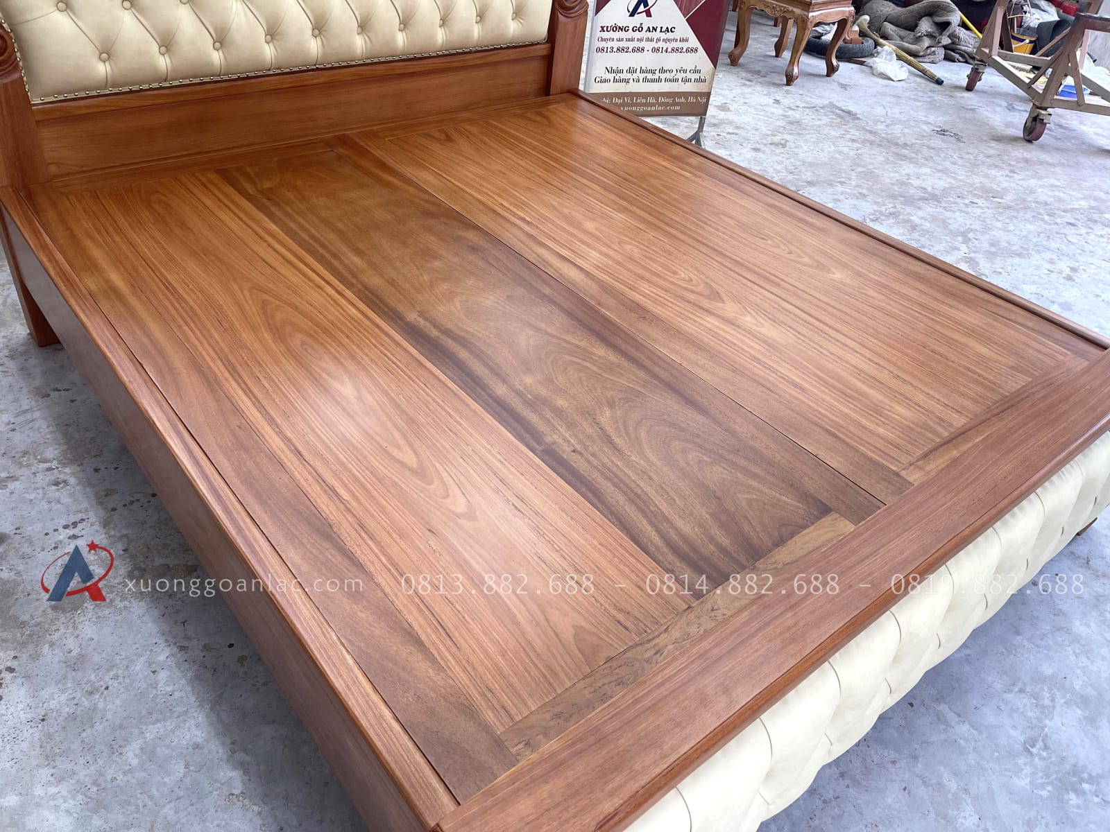 Giường hoàng gia louis bọc đệm gỗ gõ đỏ 1m8 x 2m 24 mặt dát gỗ gõ đỏ
