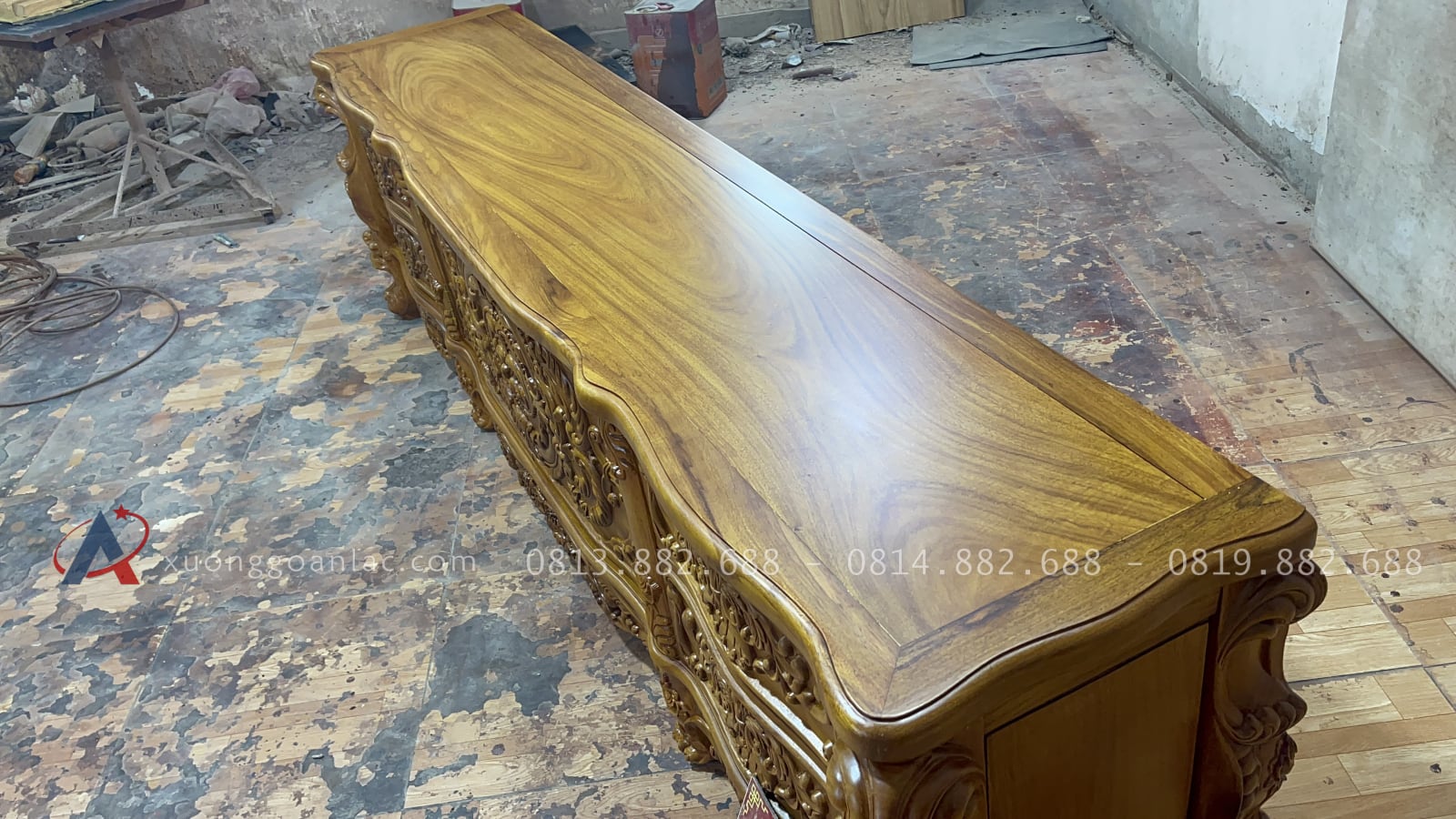 Mẫu kệ tivi louis hoàng gia 2m37 gỗ gõ đỏ (Anh Bách, Hưng Yên) 20 mặt kệ khung tranh ván liền