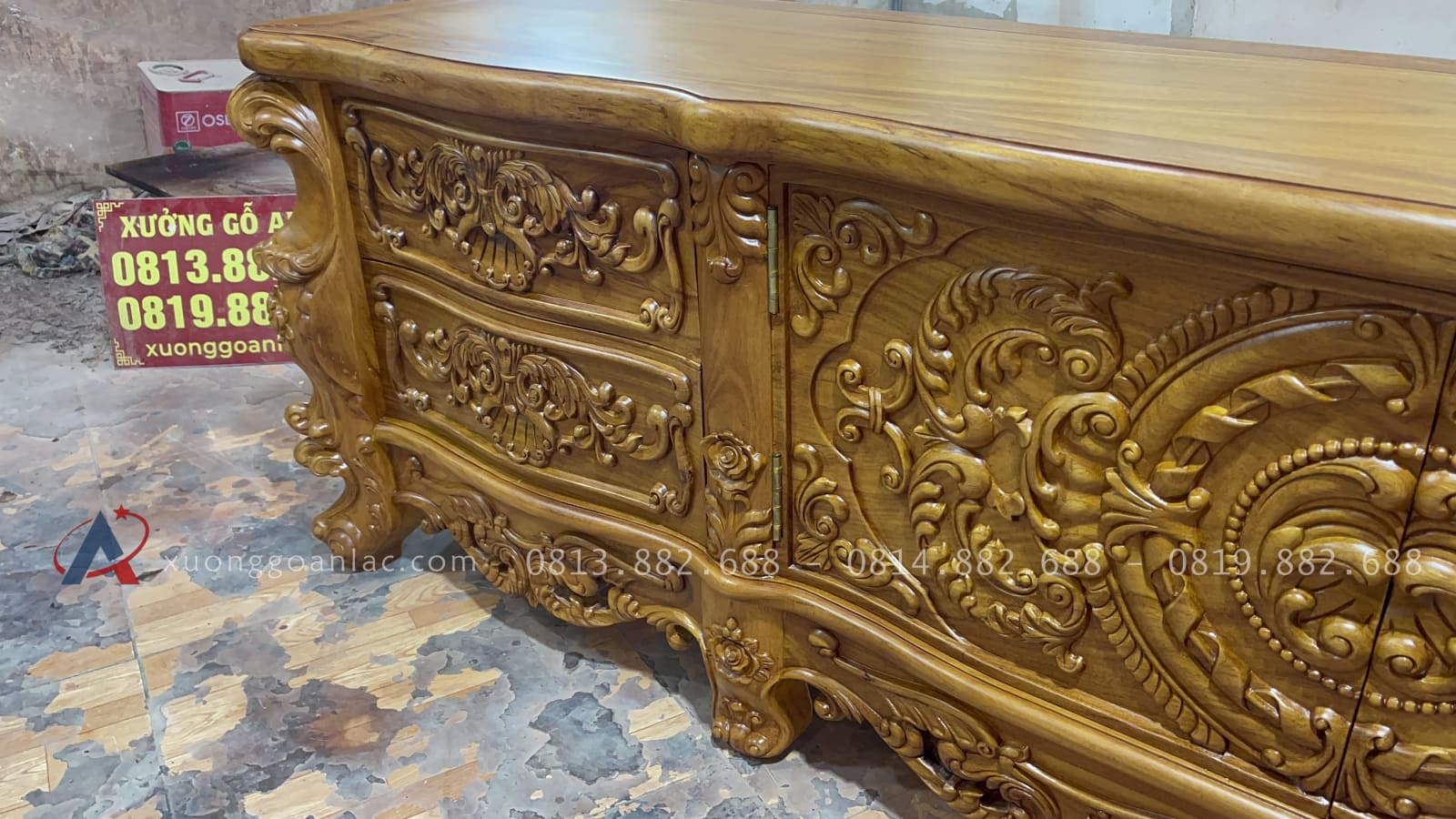 Mẫu kệ tivi louis hoàng gia 2m37 gỗ gõ đỏ (Anh Bách, Hưng Yên) 22 hai bên đầu kệ thiết kế ngăn kéo