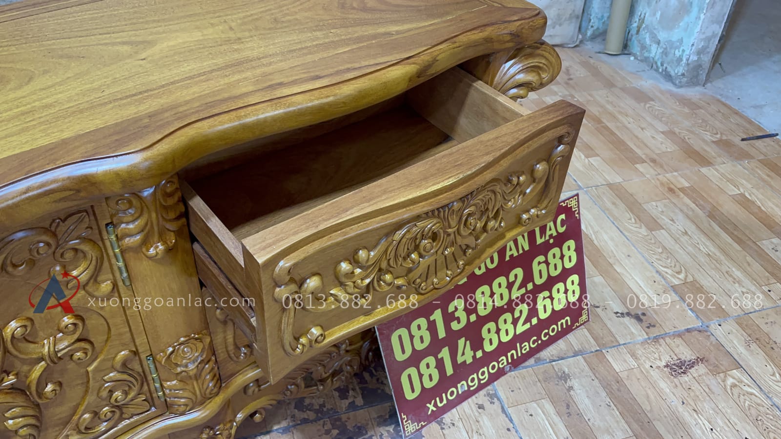 Mẫu kệ tivi louis hoàng gia 2m37 gỗ gõ đỏ (Anh Bách, Hưng Yên) 25 ngăn kéo hoàn thiện kỹ càng