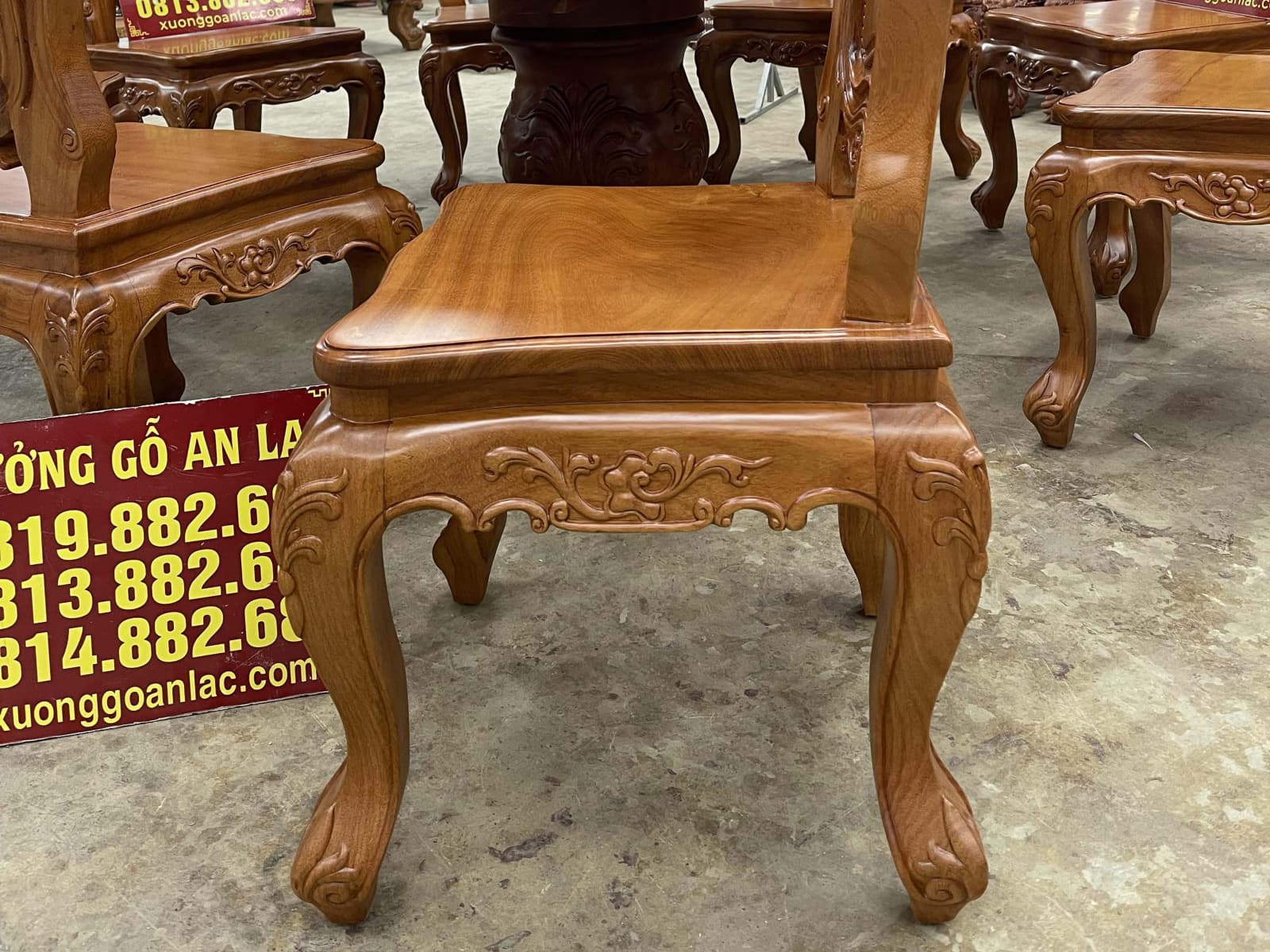 Bộ bàn ăn tròn nguyên khối 8 ghế louis gỗ gõ đỏ siêu vip (Chú Thể, Cao Bằng) 31 vai ghế dày dặn ghép mộng chắc chắn