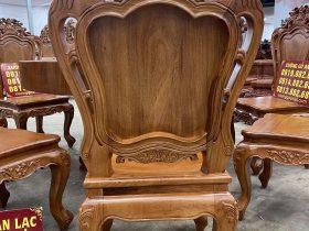 Bộ bàn ăn tròn nguyên khối 8 ghế louis gỗ gõ đỏ siêu vip (Chú Thể, Cao Bằng) 21 mặt sau lưng ghế đục họa tiết