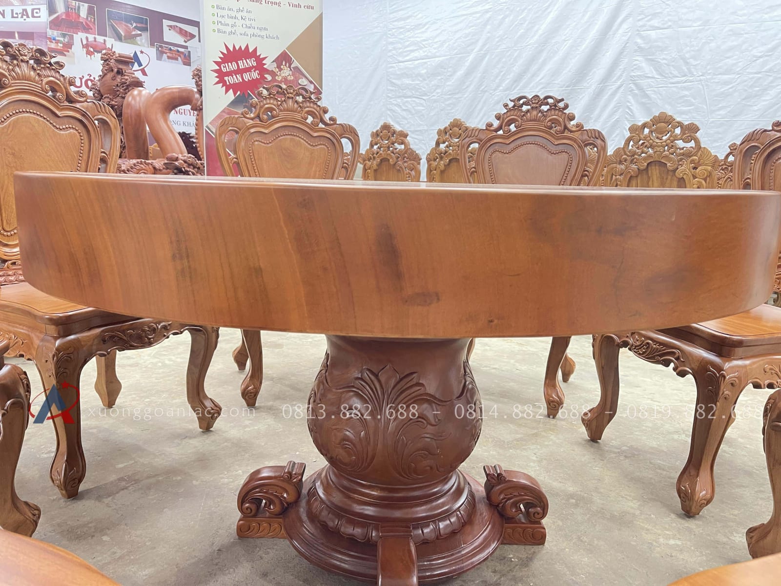 Bộ bàn ăn tròn nguyên khối 8 ghế louis gỗ gõ đỏ siêu vip (Chú Thể, Cao Bằng) 24 mặt bàn nguyên khối dày 16cm