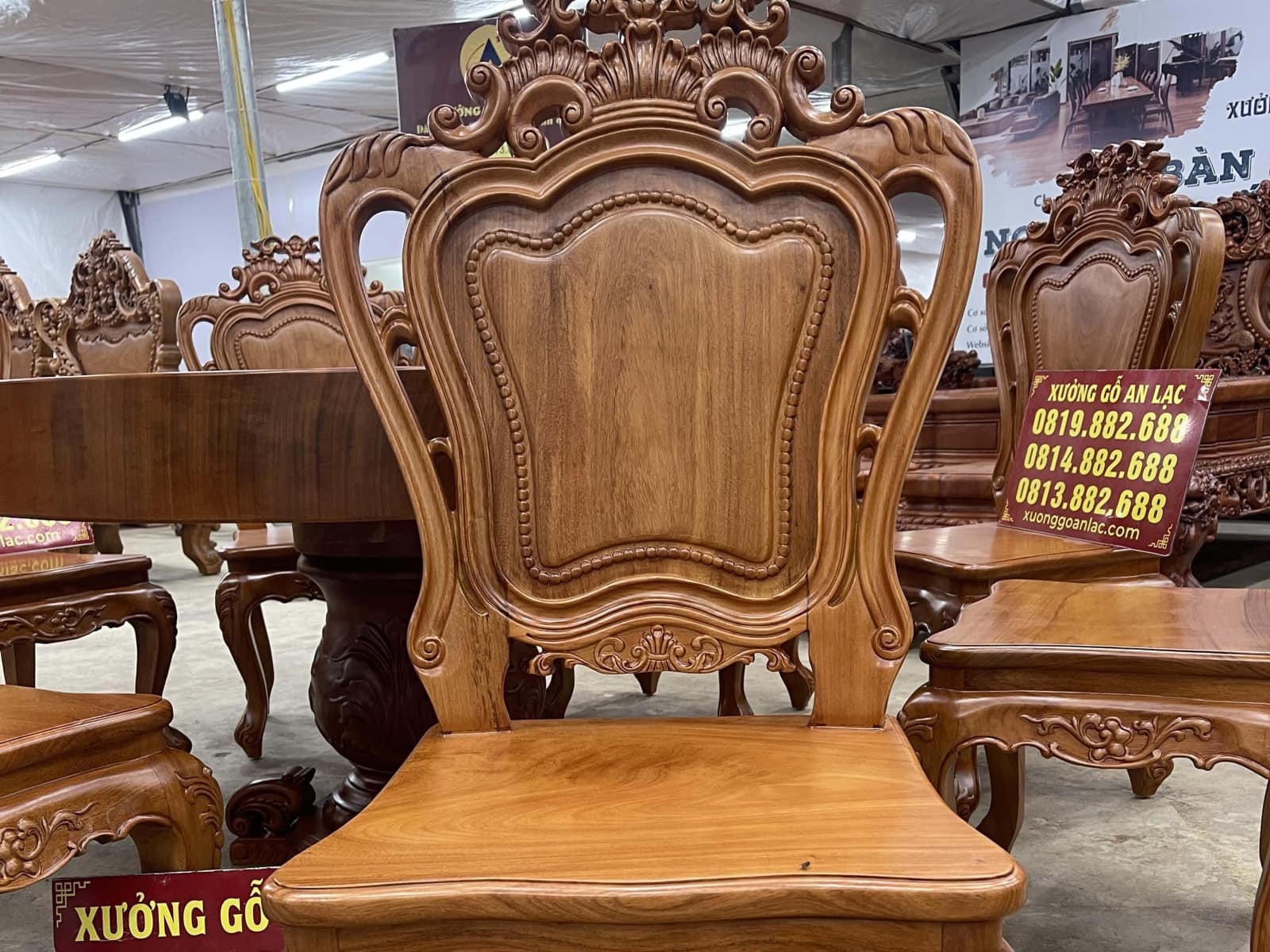 Bộ bàn ăn tròn nguyên khối 8 ghế louis gỗ gõ đỏ siêu vip (Chú Thể, Cao Bằng) 27 mẫu ghế louis hoàng gia tân cổ điển