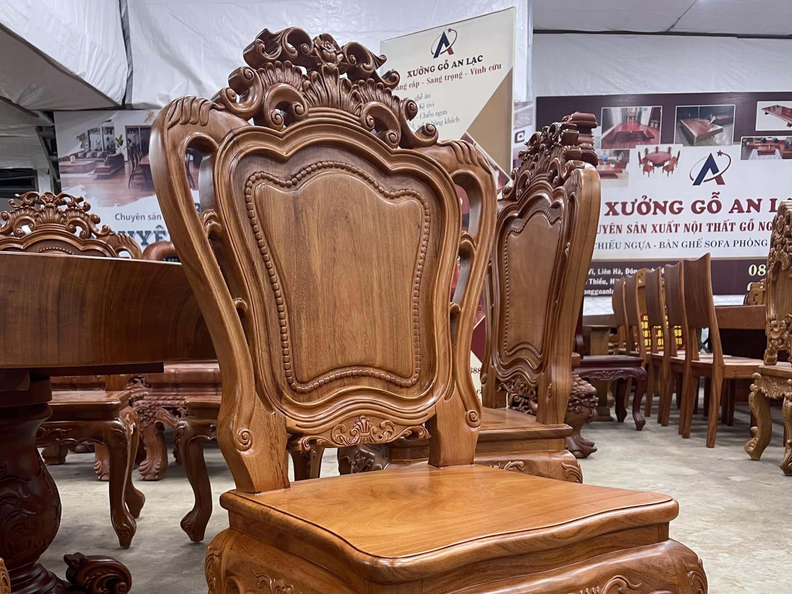 Bộ bàn ăn tròn nguyên khối 8 ghế louis gỗ gõ đỏ siêu vip (Chú Thể, Cao Bằng) 28 mẫu ghế hoàng gia
