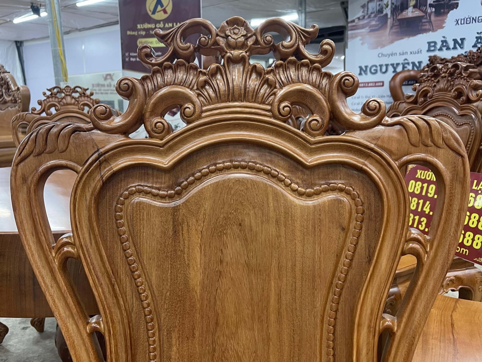 Bộ bàn ăn tròn nguyên khối 8 ghế louis gỗ gõ đỏ siêu vip (Chú Thể, Cao Bằng) 29 vách tựa đục hoa lá tây
