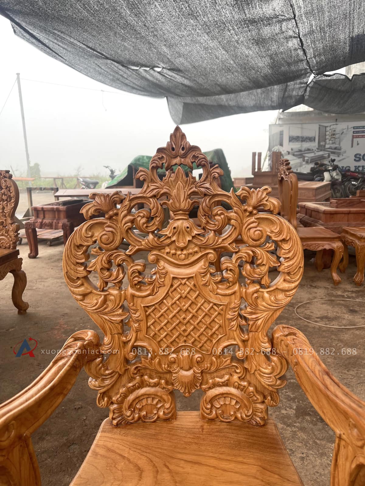 Bộ bàn ăn hoàng gia vip 8 ghế louis gỗ gõ đỏ cao cấp (Anh Minh, Hưng Yên) 41 lưng tựa đục full họa tiết