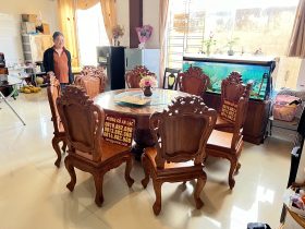 Bàn giao bộ bàn ăn tròn nguyên khối gỗ gõ đỏ (Anh Thể, Cao Bằng) 7 bộ bàn ăn nguyên khối gỗ gõ đỏ 8 ghế louis hàng cao cấp