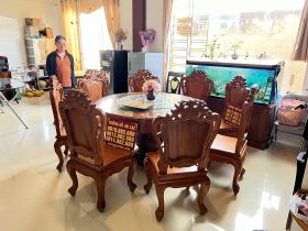 Bàn giao bộ bàn ăn tròn nguyên khối gỗ gõ đỏ (Anh Thể, Cao Bằng) 8 Bàn ăn tròn nguyên khối gỗ gõ đỏ hàng tuyển vip