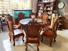 Bàn giao bộ bàn ăn tròn nguyên khối gỗ gõ đỏ (Anh Thể, Cao Bằng) 9 bộ bàn ăn tròn nguyên khối gỗ gõ đỏ 8 ghế louis