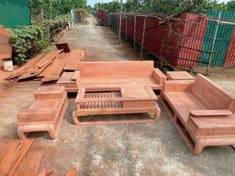Những bộ bàn ghế phòng khách giá khoảng 30 triệu đồng 3 Sofa chân đùi gà gỗ Hương Đá