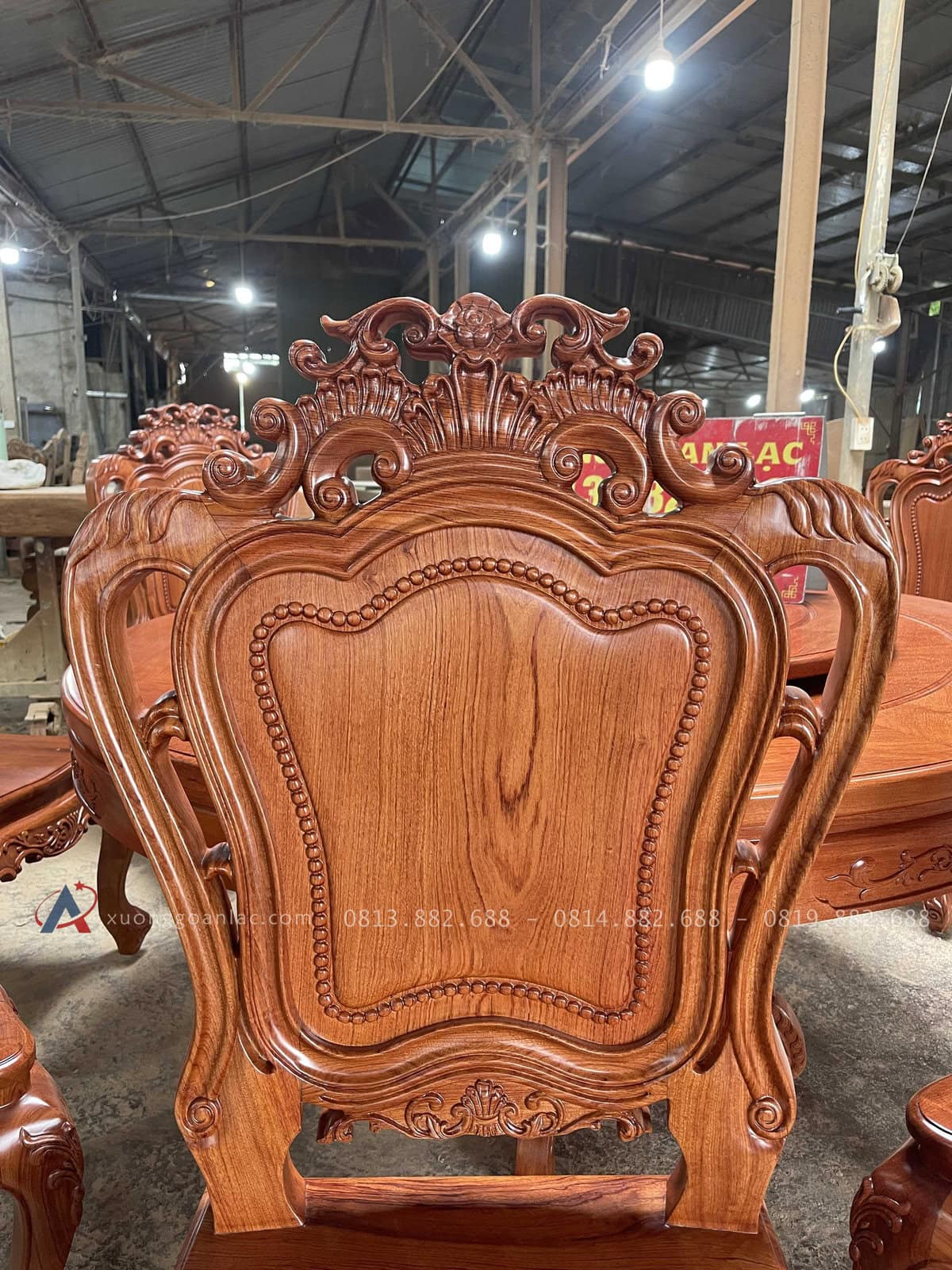 Bộ bàn ăn tròn xoay 8 ghế gỗ hương đá cao cấp (Bác Tiên, Thanh Hoá) 30 Ghế louis vip vách ghế giữ trơn