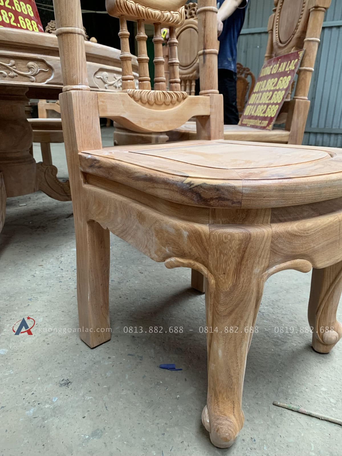 Bộ bàn ăn tròn khuôn ván 6 ghế đồng hồ gỗ hương đá bản mộc (Anh Quân, TP Hạ Long) 6 ghế ăn louis của bộ bàn ăn khung ván gỗ hương đá 6 ghế