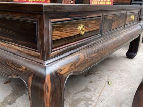 Bộ Quốc Sắc Thiên Hương 6 Món Gỗ Mun Hoa (Anh Bình -Thái Nguyên ) 18 ấn tượng nhất là chiếc bàn trà to , được làm với kích thước dài 1m37 x rộng 1m , khung 4 ván 2 . Giúp cân đối bộ sản phẩm