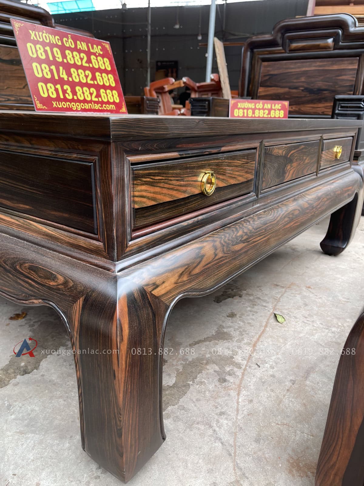 Bộ Quốc Sắc Thiên Hương 6 Món Gỗ Mun Hoa (Anh Bình -Thái Nguyên ) 28 ấn tượng nhất là chiếc bàn trà to , được làm với kích thước dài 1m37 x rộng 1m , khung 4 ván 2 . Giúp cân đối bộ sản phẩm