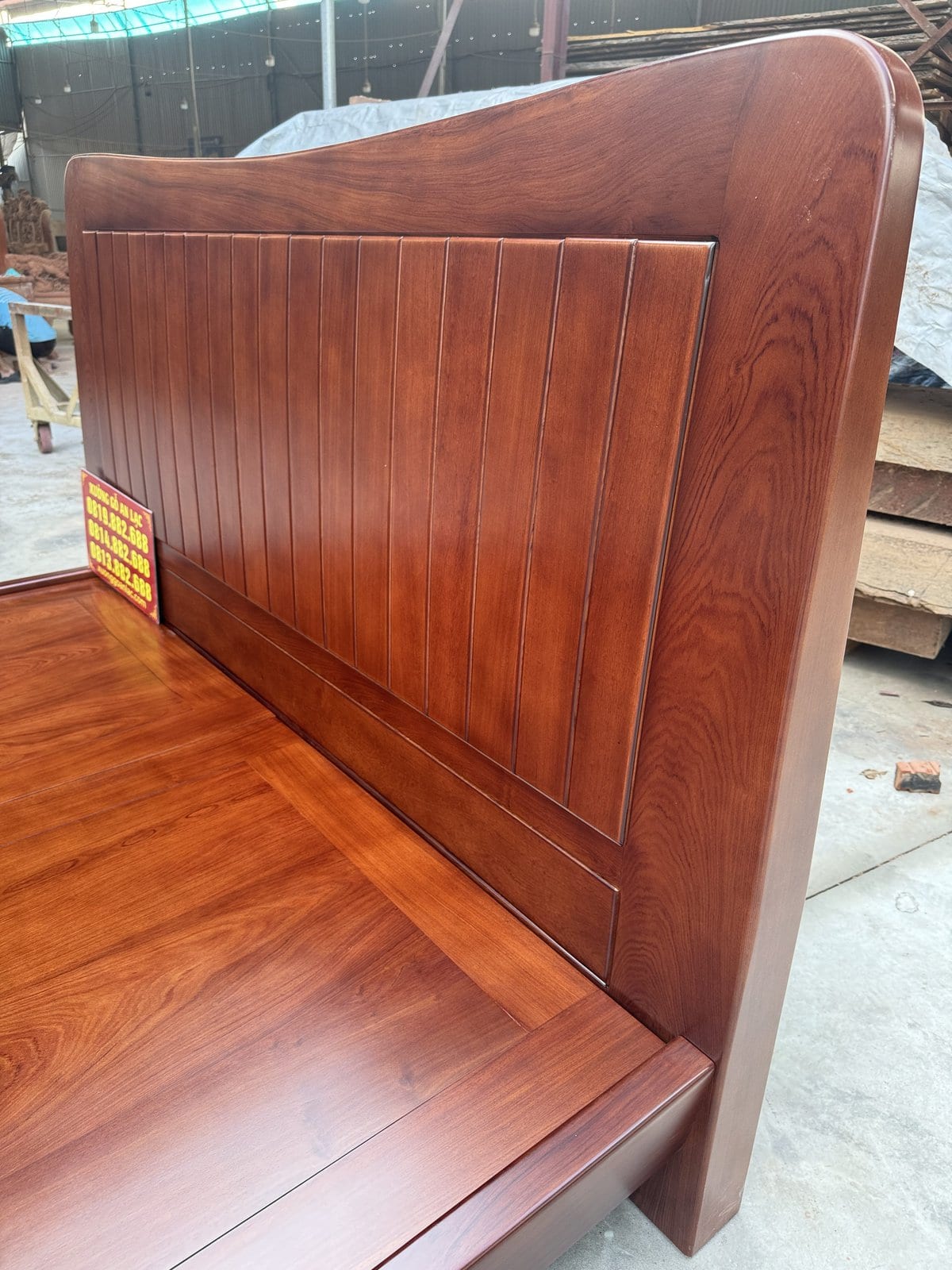 Hoàn thiện giương zito nguyên khối 1m8x2m gỗ hương đá 15 Đầu giường: khung trên dày 5p , xuống đến chân giường dày 10p , làm khung nan lựa vân siêu đẹp