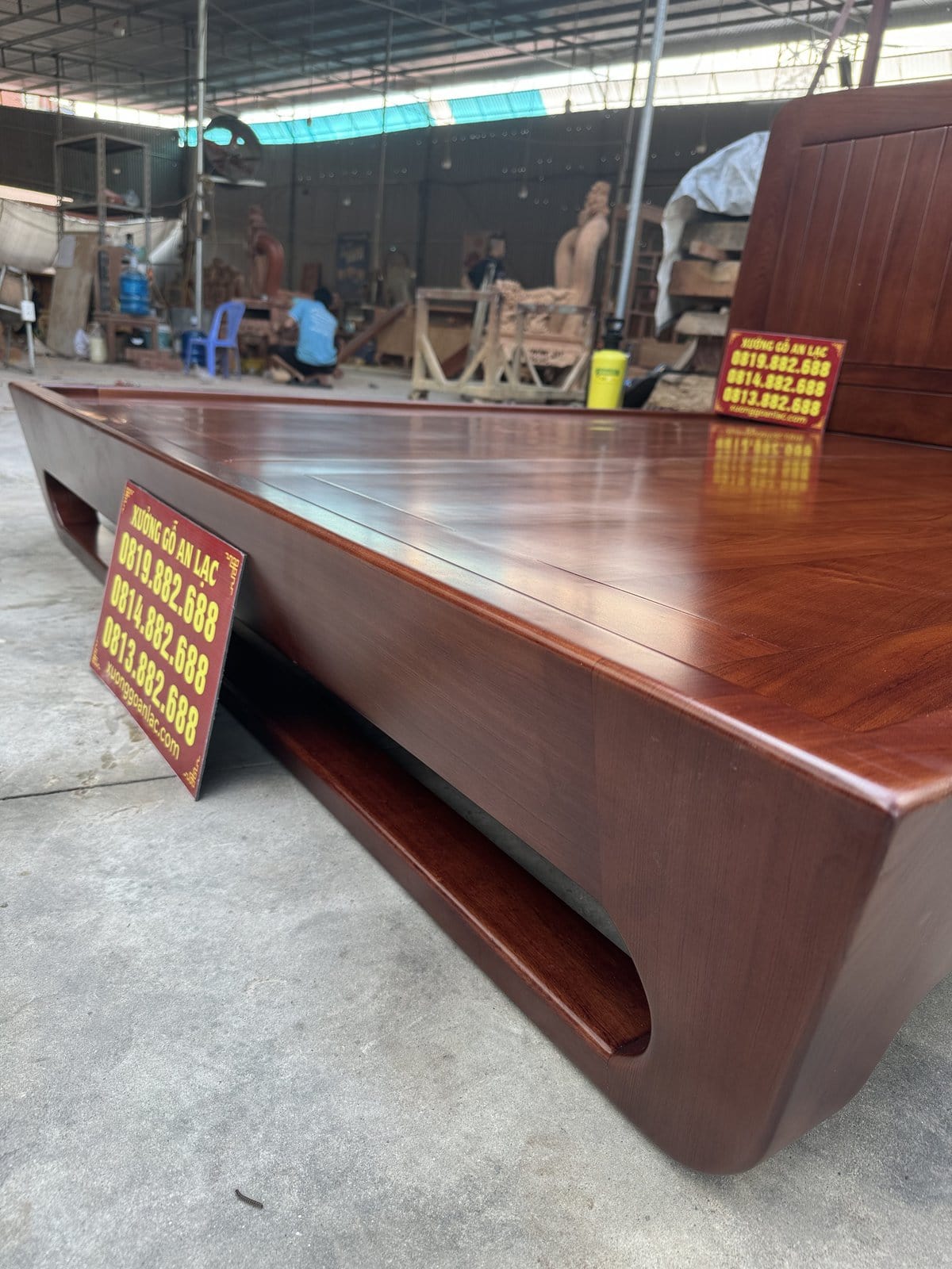Hoàn thiện giương zito nguyên khối 1m8x2m gỗ hương đá 16 Đuôi giường: làm dáng chân hươu vát tròn vô cùng đẹp và mềm mại
