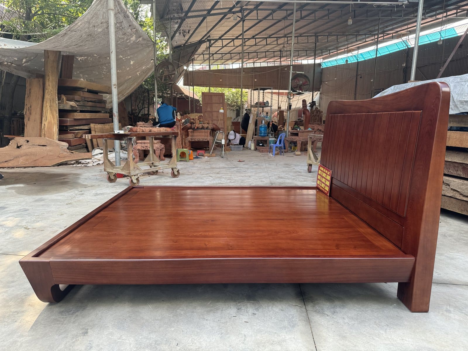 Hoàn thiện giương zito nguyên khối 1m8x2m gỗ hương đá 13 Thành giường và đuôi giường : toàn bộ là nguyên khối dày 14p hạ nền xuống 1,5cm để đệm không bị trôi